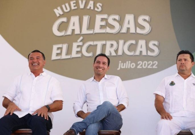 Mauricio Vila y Renán Barrera Concha, presentaron las calesas eléctricas que a partir de ahora brindan recorridos por la ciudad de Mérida