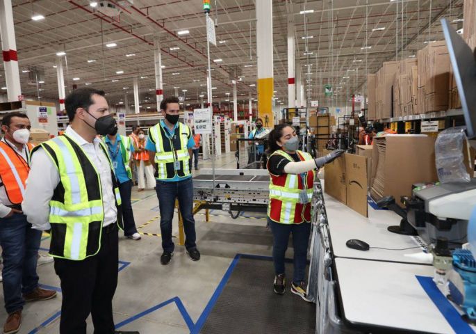Supervisa el Gobernador Mauricio Vila la operación del nuevo centro logístico que la multinacional Amazon tiene en Yucatán