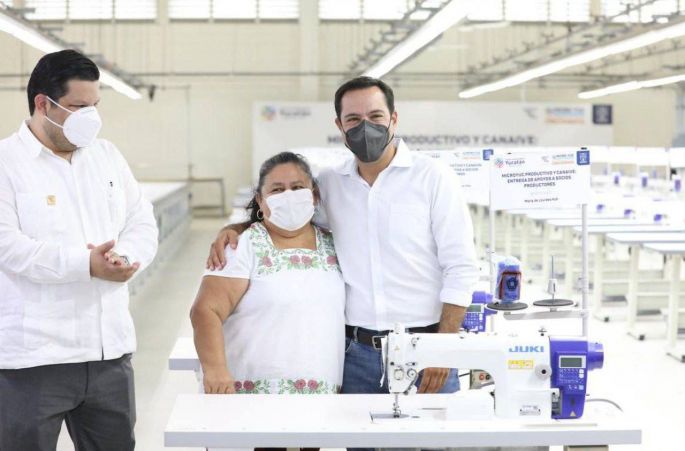 El Gobernador Mauricio Vila entregó máquinas de coser y equipo a productores encargados de confeccionar los uniformes del programa Impulso Escolar
