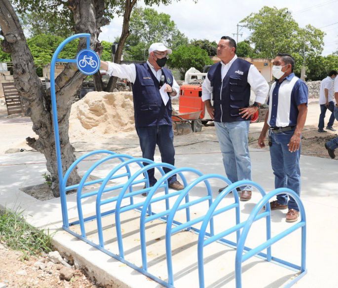El Alcalde Renán Barrera renueva los parques de las comisarías del Municipio 