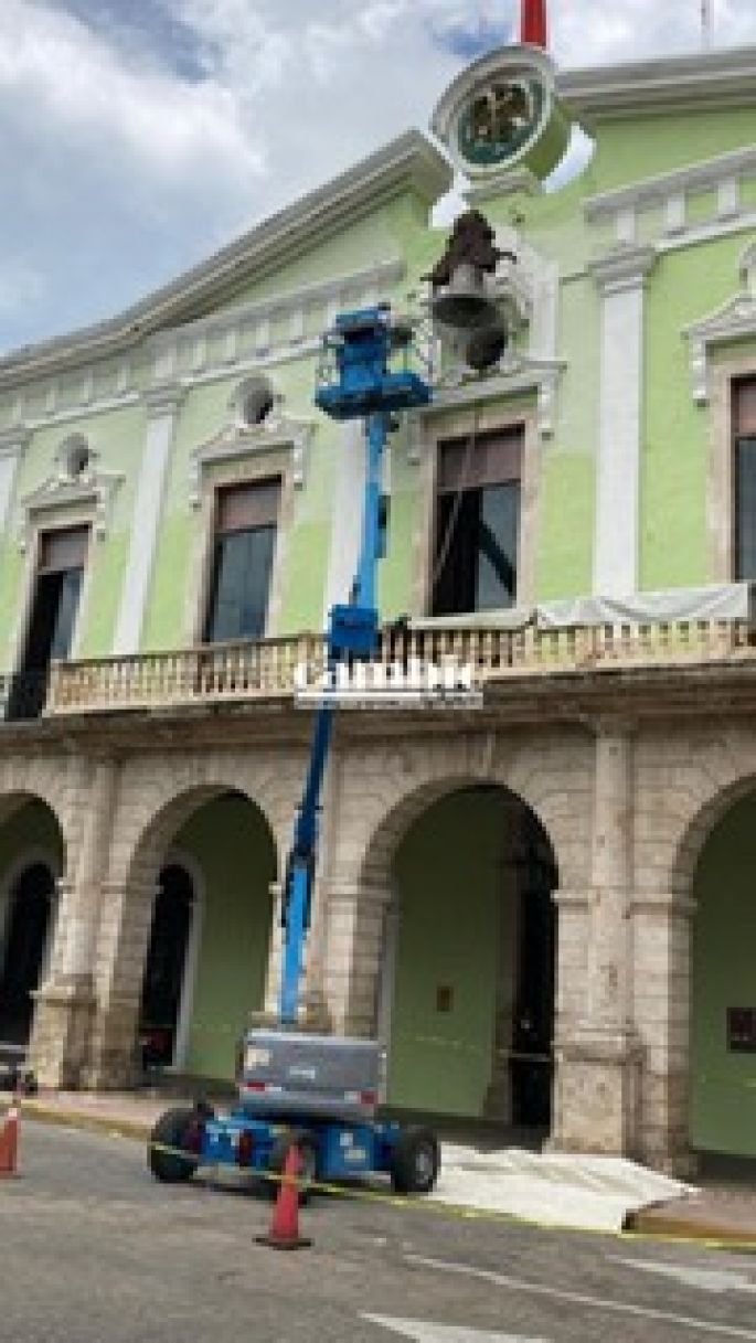 Trabajadores dan mantenimiento a la fachada del Palacio de Gobierno