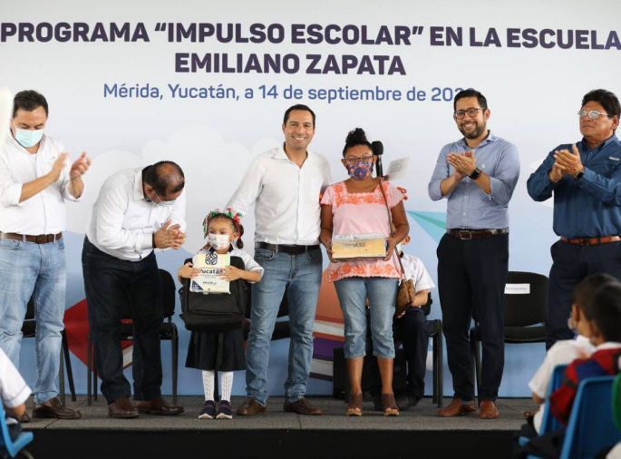 El Gobernador Mauricio Vila Dosal continúa recorriendo escuelas para entregar apoyos de “Impulso Escolar” 