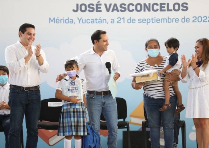 Estudiantes de nivel básico siguen recibiendo útiles escolares y uniformes por parte de Gobernador Mauricio Vila Dosal