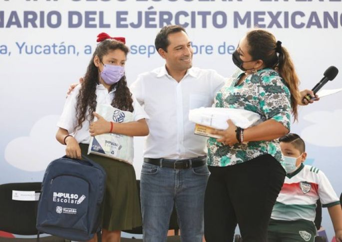 El Gobernador Mauricio Vila comienza a entregar a estudiantes yucatecos, uniformes y paquetes de útiles escolares de Impulso Escolar