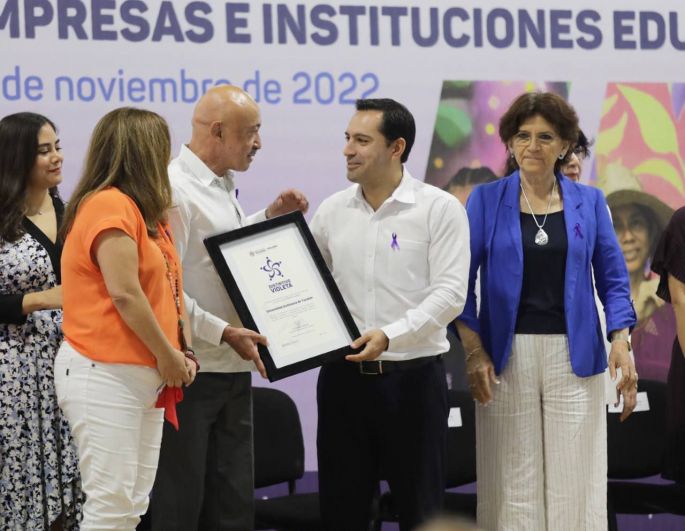 Entrega el Gobernador Mauricio Vila Dosal Distintivos Violeta con lo que las yucatecas cuentan con espacios laborales y educativos más seguros