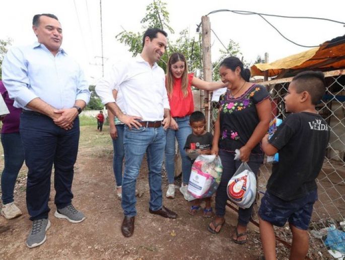 El Gobernador Mauricio Vila Dosal lleva cena de Navidad a familias del sur de Mérida