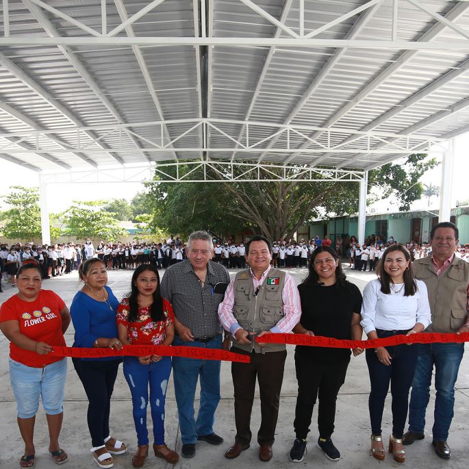 Joaquín Díaz Mena, inaugura en Kanasín el domo de la plaza cívica en la escuela primaria “Demetrio Rivero Triay”