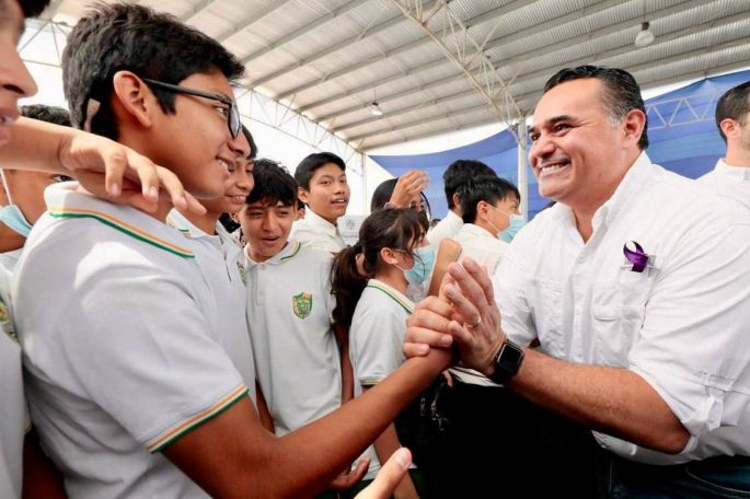 Renán Barrera brinda herramientas tecnológicas a las y los estudiantes