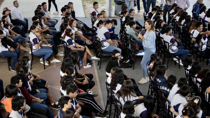 Estudiantes y padres de familia comparten visión del transporte público con Cecilia Patrón