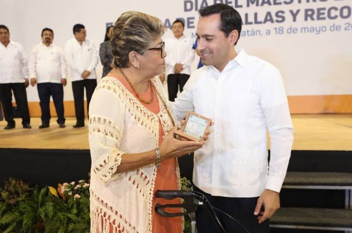 Reconoce el Gobernador Mauricio Vila Dosal a docentes con 30, 40 y 50 años al servicio de la educación en Yucatán
