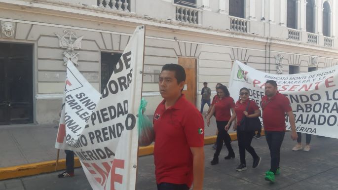 El 1 de mayo en Mérida: Los líderes charros desayunan, los trabajadores marchan