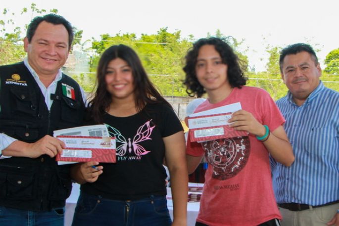 Huacho Díaz entrega a preparatorianos tarjetas de becas “Benito Juárez”