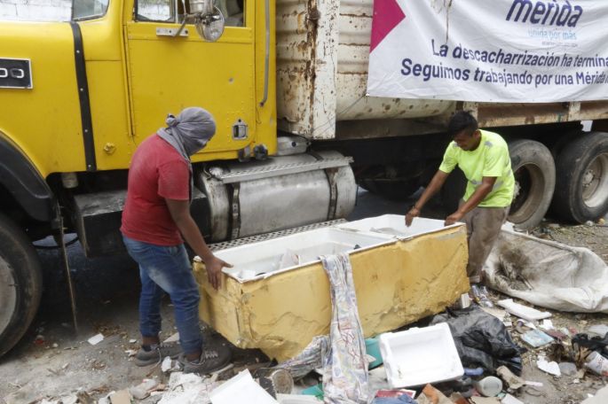 A marchas forzadas continúan quitando cacharros en calles de Mérida 
