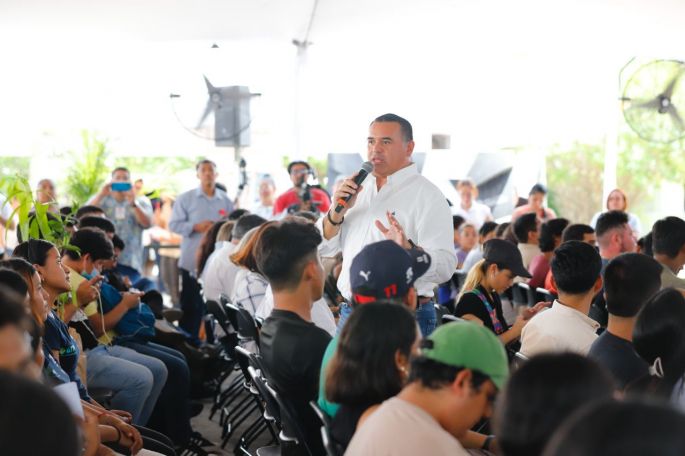 Renán Barrera trabaja con las y los jóvenes para mejorar los servicios que brinda el Municipio