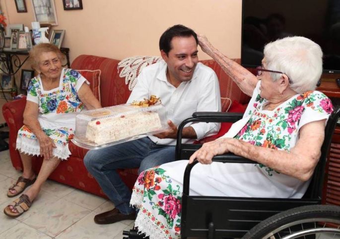 El Gobernador Mauricio Vila sorprende con su visita a la abuelita Aurelia Ramírez Cetina de 100 años de edad