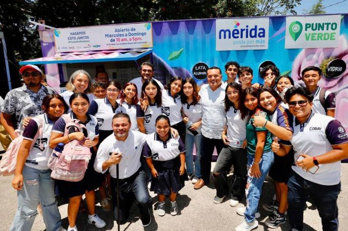Renán Barrera trabaja con las y los universitarios en el combate del cambio climático