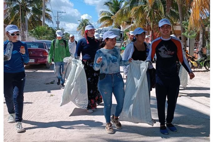 Voluntarios participan en la limpieza de playas de Yucatán; recolectaron 1.2 toneladas de desechos  