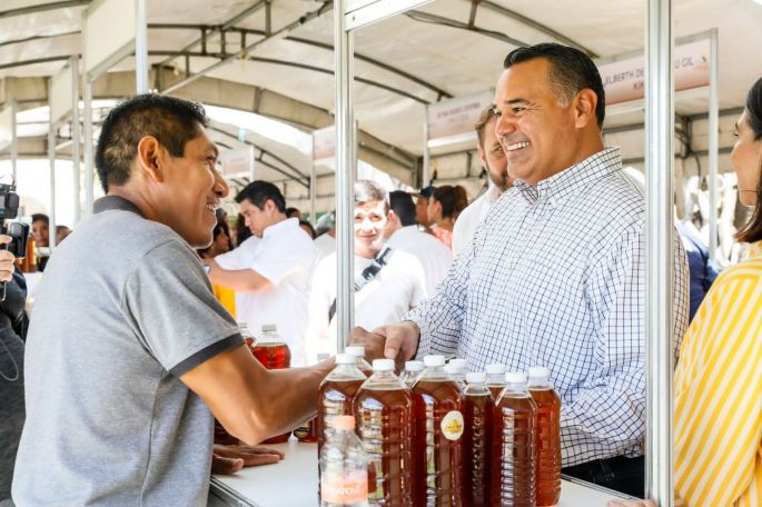 Renán Barrera abre nuevos mercados para los productores de miel