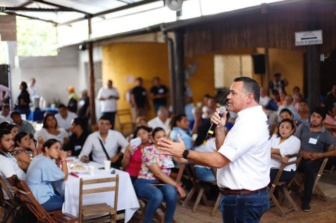 Renán Barrera escucha a habitantes del Sur del Estado