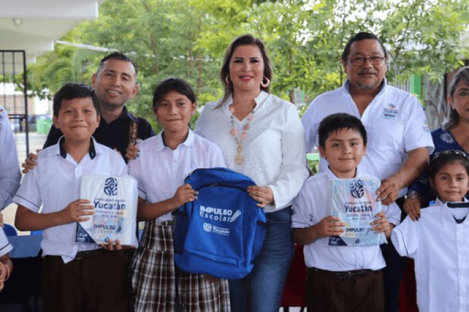 Estudiantes de Valladolid reciben sus paquetes de útiles escolares de Impulso Escolar