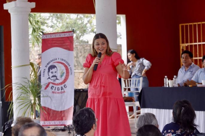 Cecilia Patrón platica con militantes de la CIOAC y líderes sindicales