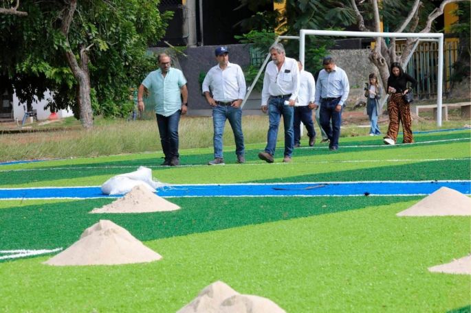 Supervisa el Gobernador Mauricio Vila Dosal los trabajos de modernización de 8 canchas de fútbol del Complejo Deportivo Kukulcán