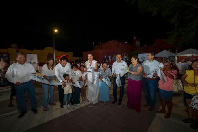 Entrega Cecilia Patrón parque remodelado en Chablekal.