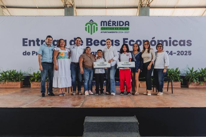 Cecilia Patrón entrega becas a estudiantes de primarias y secundarias.