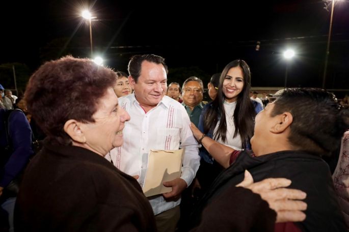 Escucha Gobernador Joaquín Díaz Mena a vecinos de Mérida