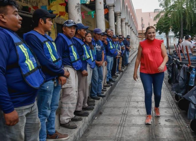 Cecilia Patrón inicia 2025 acompañando a las cuadrillas de limpieza del Centro Histórico de Mérida.