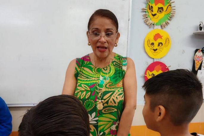 Oportunidad para hablar de discapacidad auditiva y libros en una primaria de Mérida