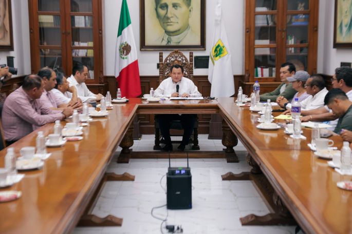 Gobernador Joaquín Díaz Mena escucha a integrantes de la CNTE por más de 4 horas 