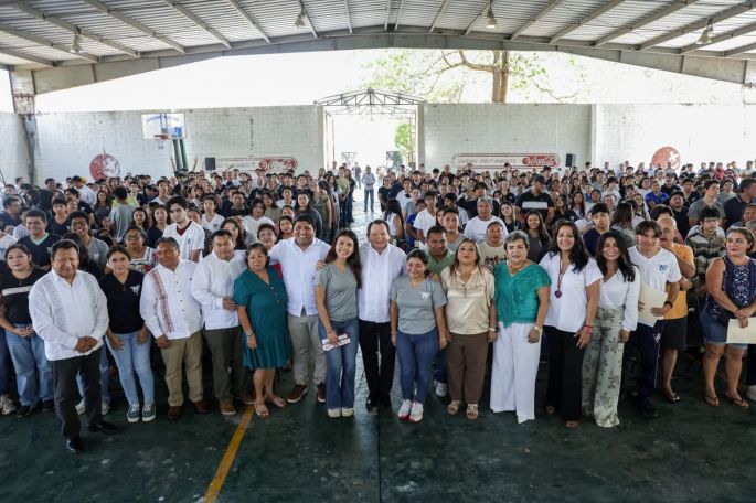 Entrega el Gobernador Joaquín Díaz Mena becas a estudiantes 