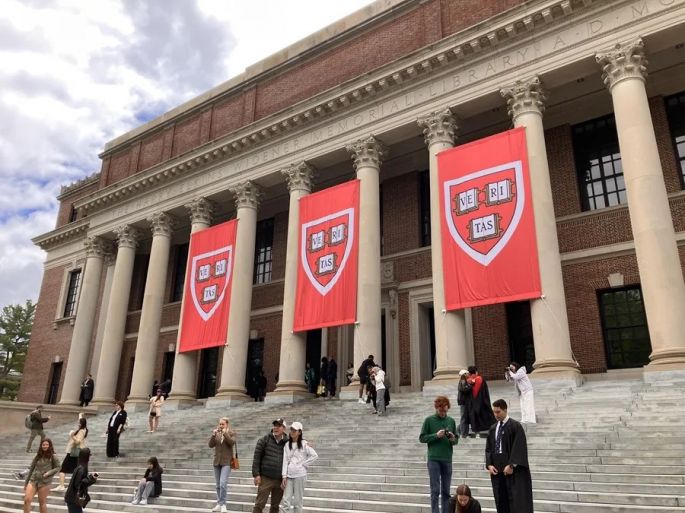 La Universidad de Harvard cerrará sus oficinas de diversidad, como lo exigió Trump