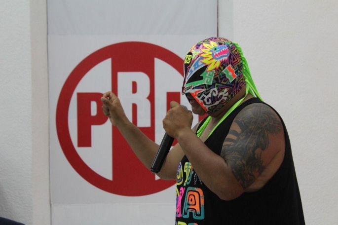 Luchador profesional comparte sus conocimientos en la casa del pueblo 