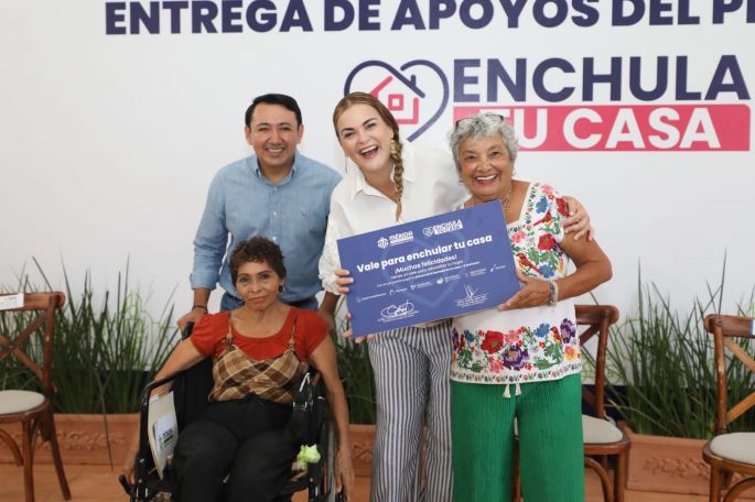 Entrega Cecilia Patrón apoyos de “Enchula tu casa” a adultos mayores para mejorar sus viviendas