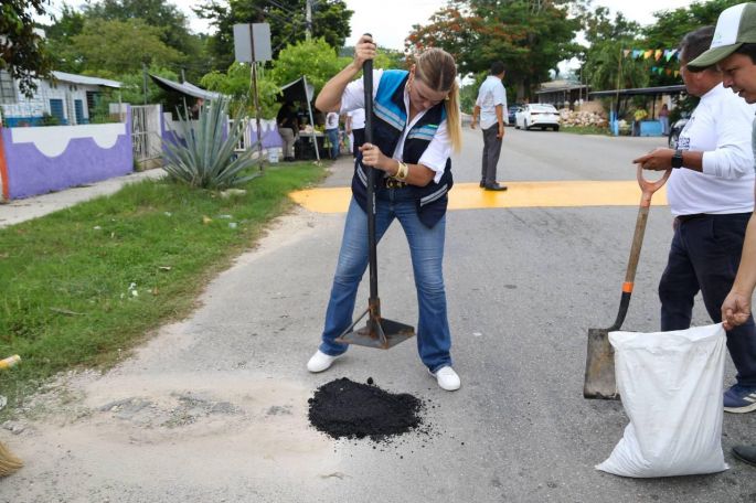 Incrementa Cecilia Patrón labores de bacheo en comisarías de Mérida.