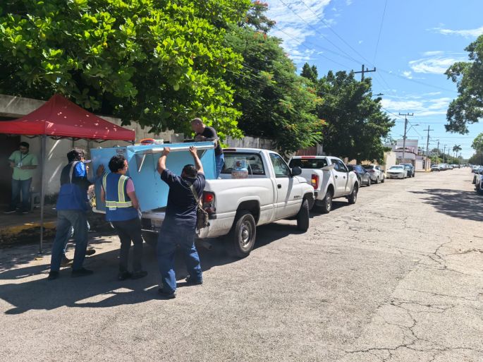 Ayuntamiento de Mérida retira puestos ambulantes irregulares