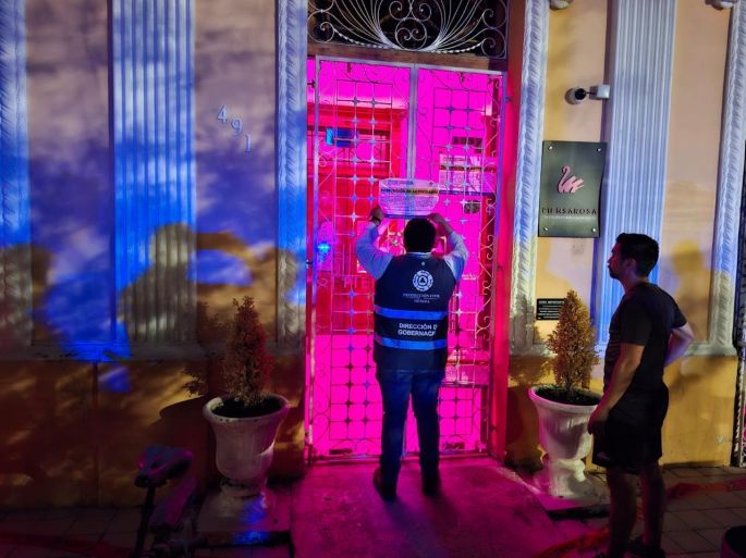 Por queja vecinal, clausuran restaurante sin permisos