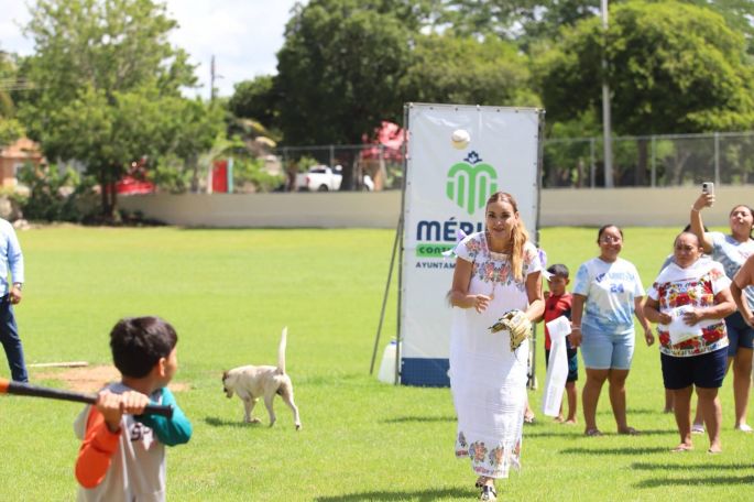 Entrega Cecilia Patrón rehabilitación del campo deportivo de Hunxectamán; “Deporte y convivencia fortalecen la comunidad”