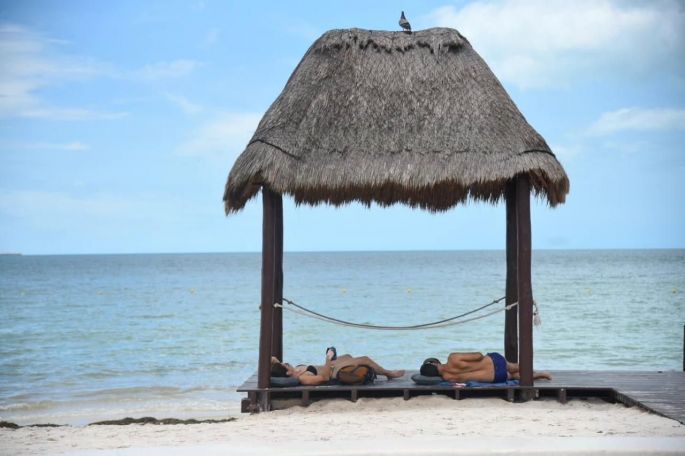 Confirman desaparición de la marea roja en la costa de Yucatán
