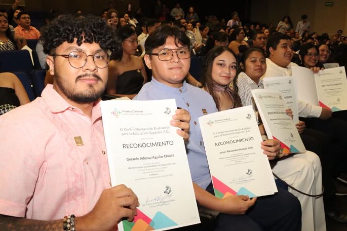 Estudiantes de la UADY reciben Premio Ceneval al Desempeño de Excelencia