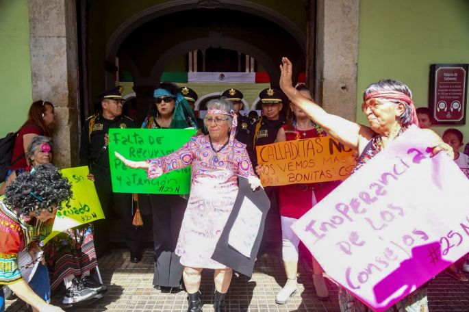 Performance setentero frente a Palacio expone pendientes en políticas para mujeres en Yucatán