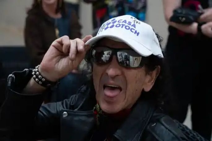 Alex Lora convive con niñas, niños y adolescentes de Casa Otoch en una jornada de música y alegría
