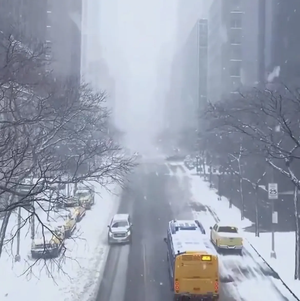 Frío extremo congela a EEUU; temperaturas bajo cero paralizan ciudades, provoca caos aéreo y alertas en decenas de estados