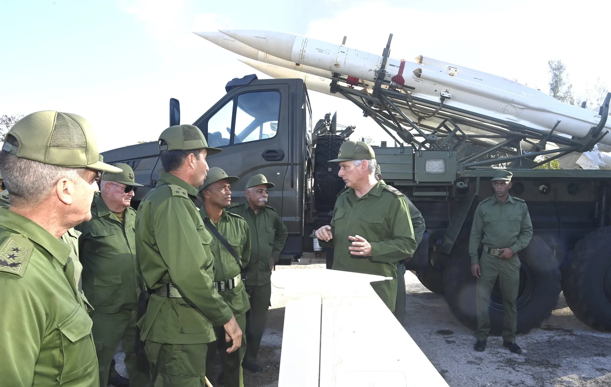 Miguel Díaz-Canel es testigo de ejercicios militares en el Día Nacional de la Defensa en Cuba