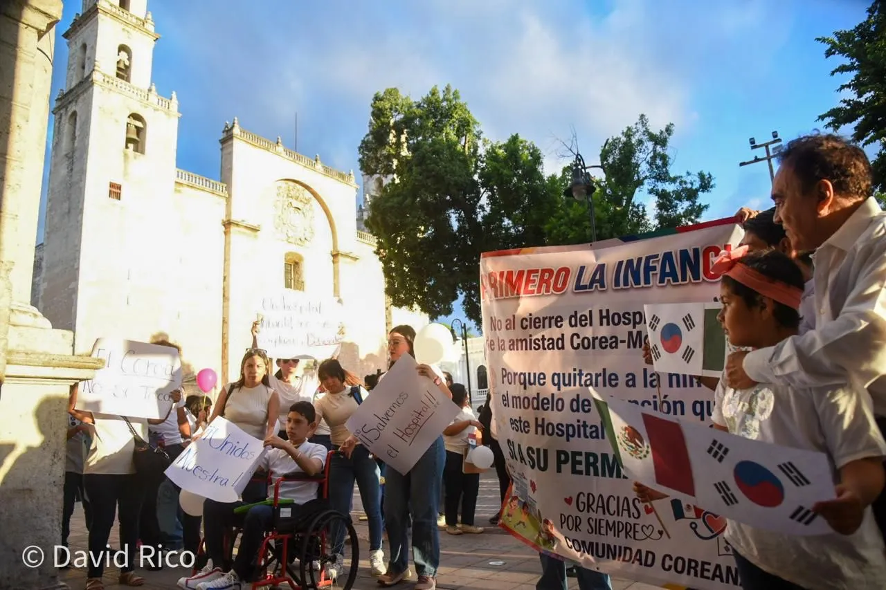 Usuarios marchan en Mérida y exigen garantías para la continuidad del Hospital Corea-México