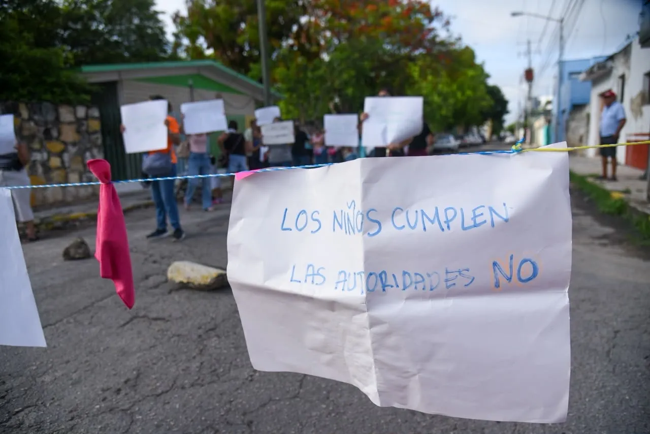 Niños sin luz ni agua en escuela de Mérida; padres bloquean calle y exigen solución urgente